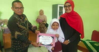 Penyerahan sertifikat kepada siswa SD Muhammadiyah 1